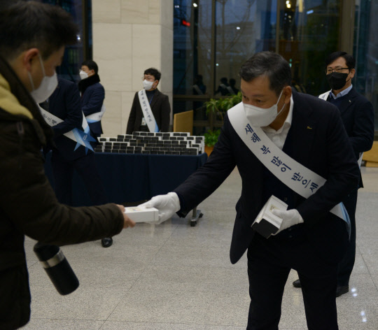 정덕균 포스코ICT 대표가 2일 판교 사옥에서 계묘년 첫 출근하는 직원들에게 떡과 덕담을 건네고 있다. 포스코ICT 제공